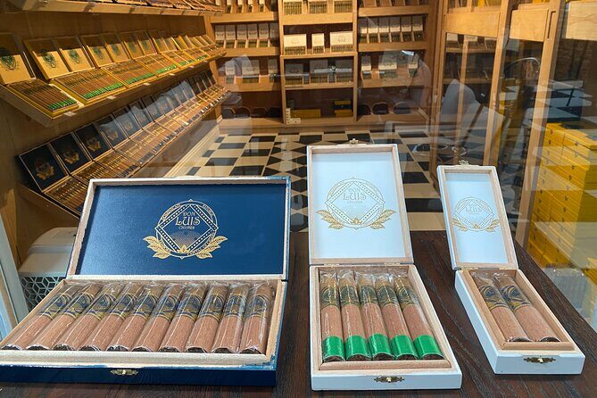 Hand Roll Your Cigar - Inside a cigar lounge experience built around the roll