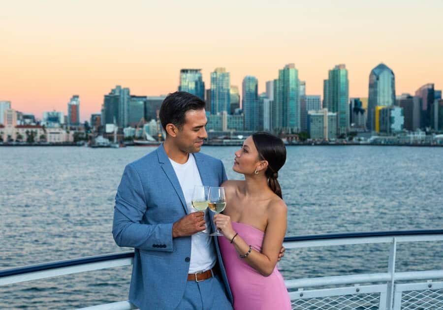 San Diego: Buffet Dinner Cruise with Drinks - San Diego Bay on a DJ-and-buffet cruise