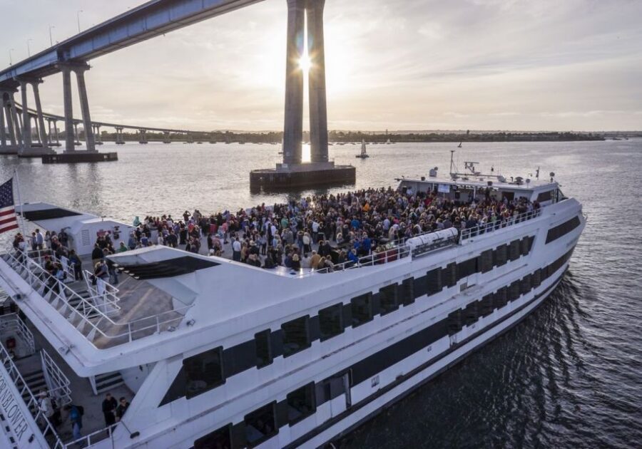 San Diego: Christmas Day Buffet Brunch or Dinner Cruise - The Buffet: Brunch vs Dinner Menus You’ll Actually Want
